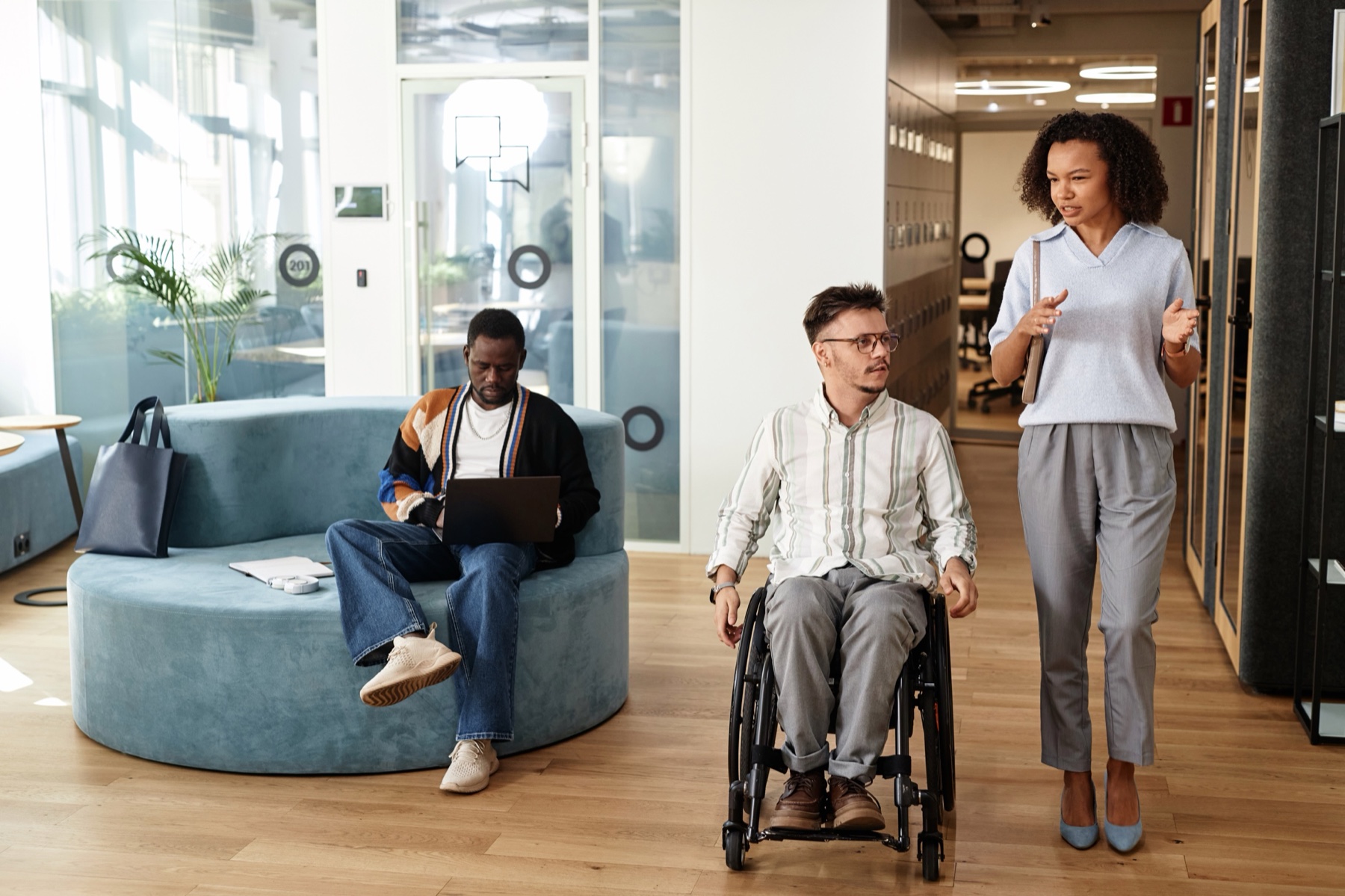 Uomo con disabilità partecipa a una riunione di lavoro con i colleghi