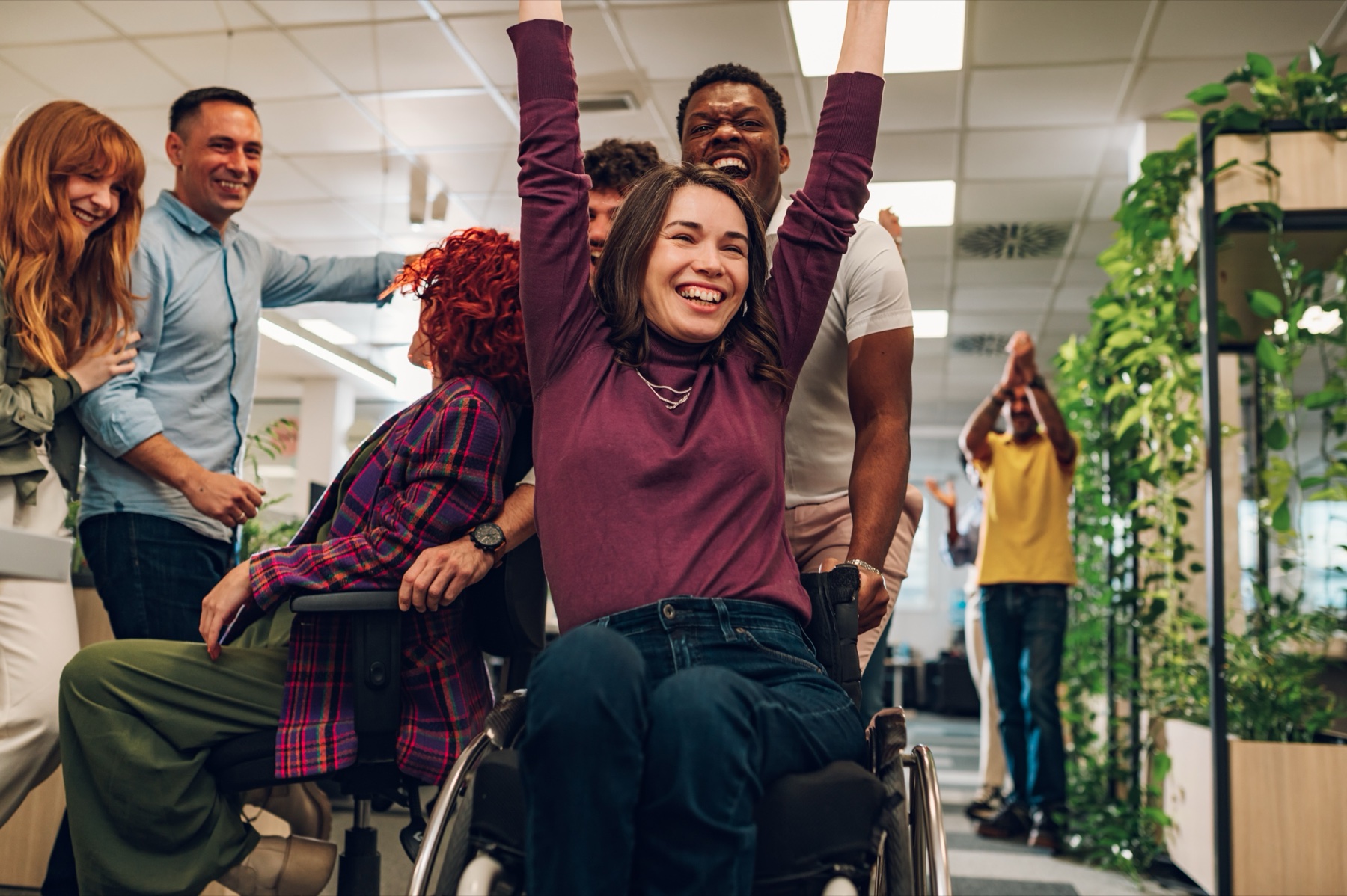 Ritratto sorridente di una professionista con disabilità sul posto di lavoro