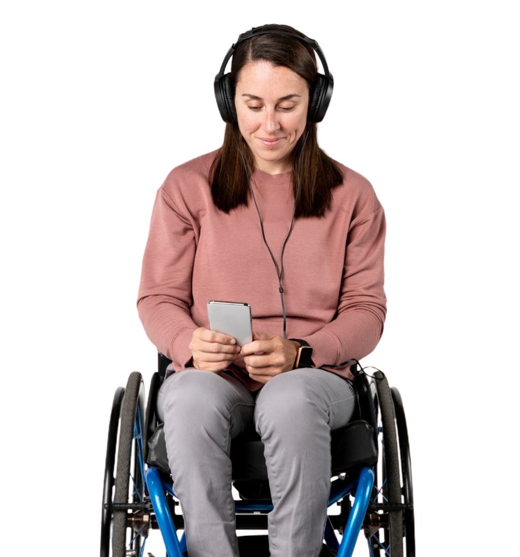 Donna in sedia a rotelle con le cuffie usa lo smartphone